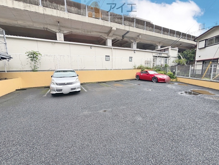 駐車場があるため車通勤の方にも安心なマンションです(要空確認)