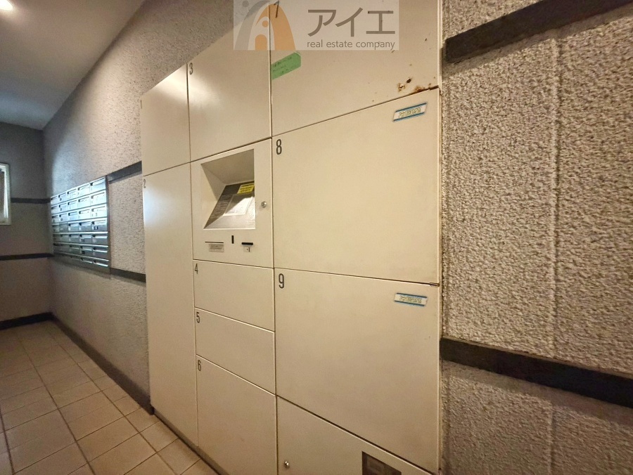 お出掛けが多くても安心な、宅配ボックスつき