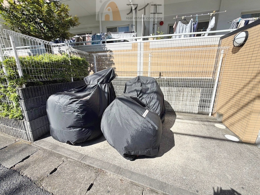 広々スペースの駐輪場はご家族の自転車を置くことができます