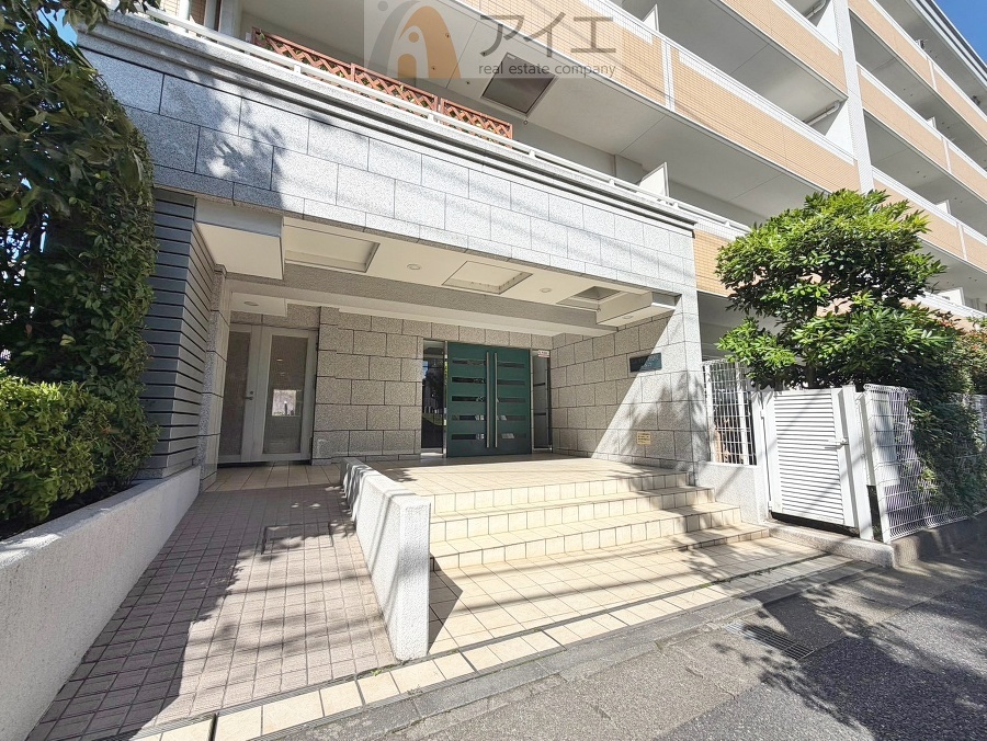 清掃や修理、不審者への声掛けも。管理員日勤は防犯にも有効