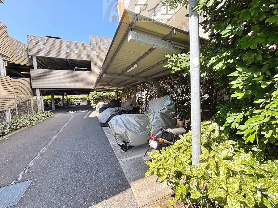 広々スペースの駐輪場はご家族の自転車を置くことができます