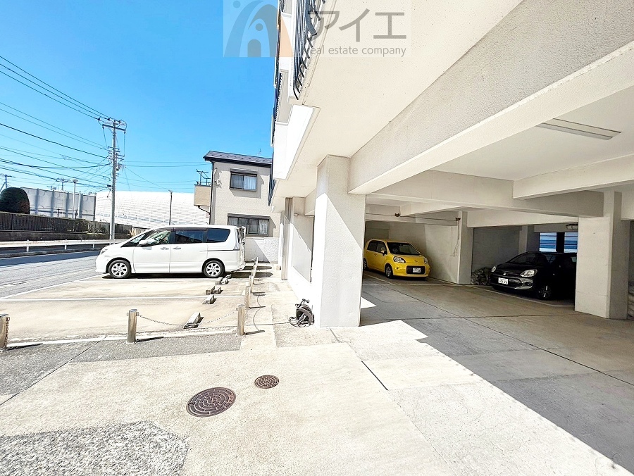 駐車場があるため車通勤の方にも安心なマンションです(要空確認)