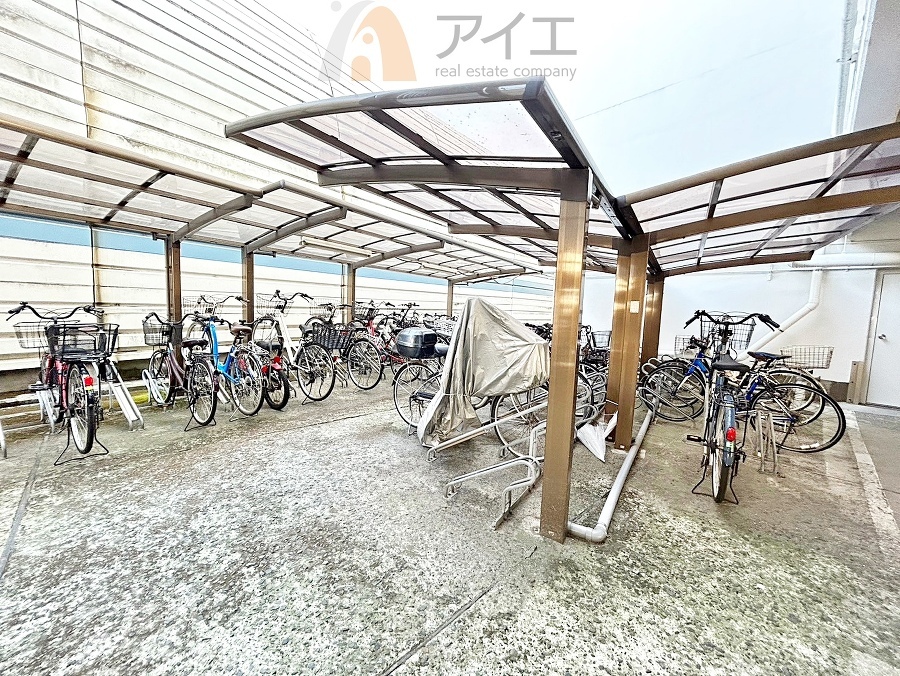 広々スペースの駐輪場はご家族の自転車を置くことができます