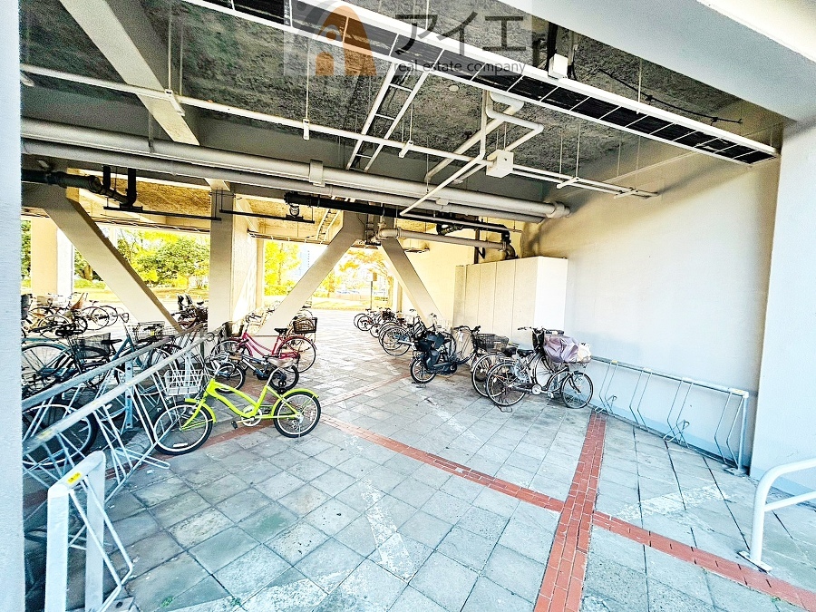 広々スペースの駐輪場はご家族の自転車を置くことができます