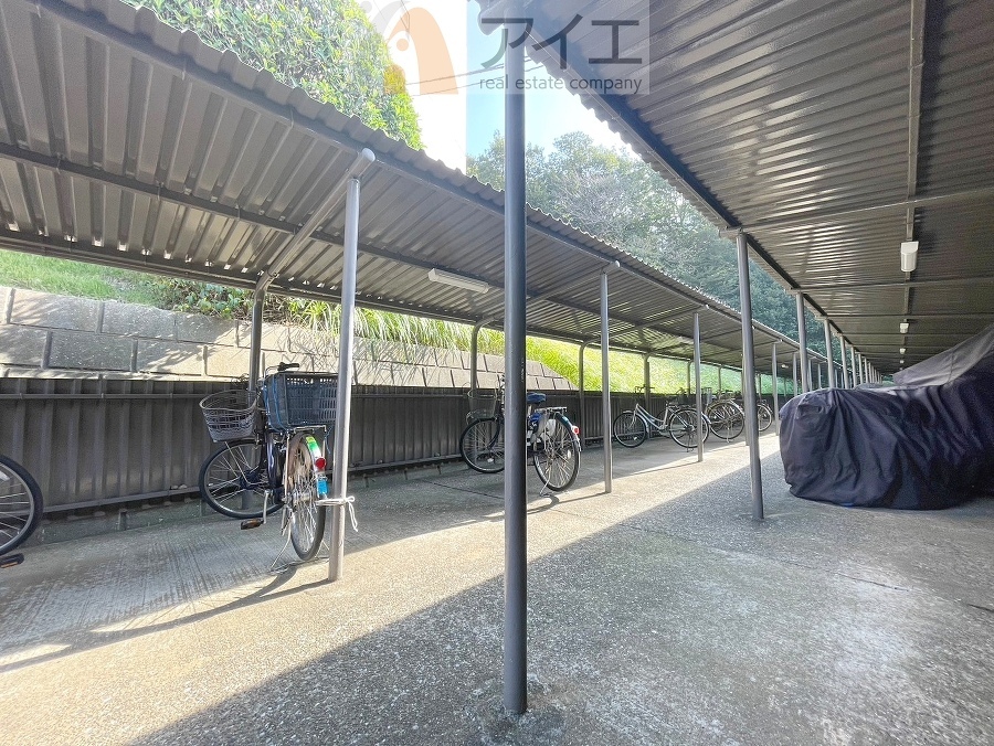 広々スペースの駐輪場はご家族の自転車を置くことができます