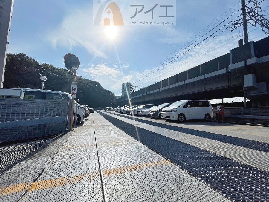 駐車場があるため車通勤の方にも安心なマンションです(要空確認)