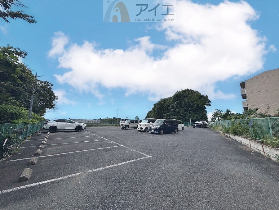 駐車場があるため車通勤の方にも安心なマンションです(要空確認)