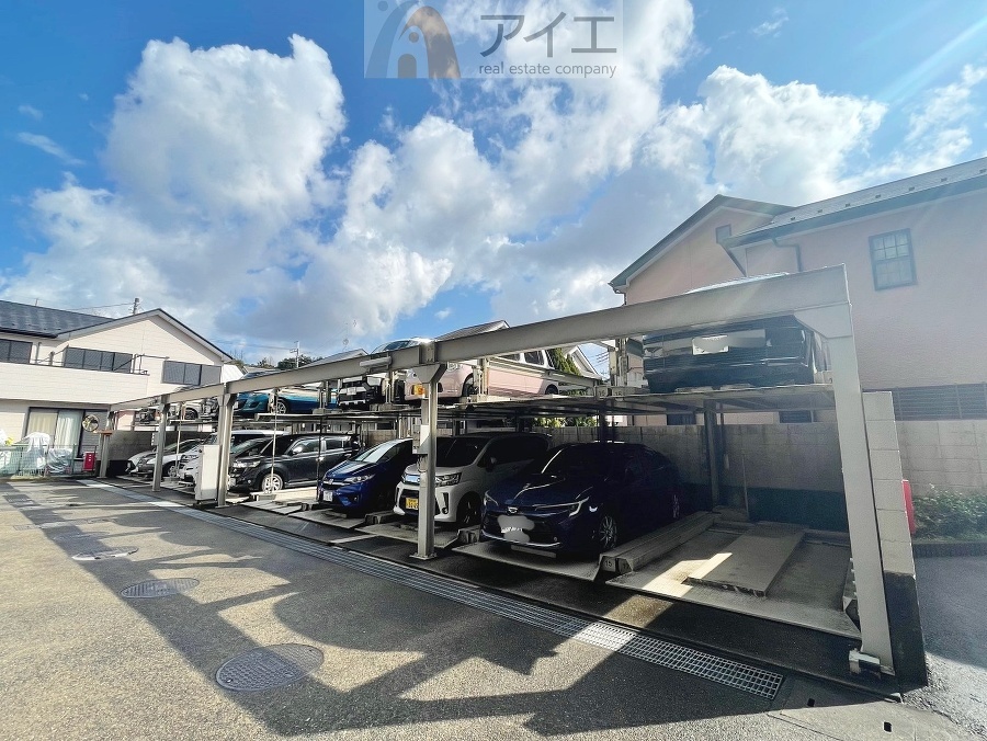 駐車場があるため車通勤の方にも安心なマンションです(要空確認)