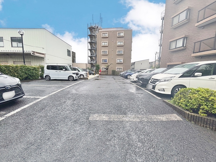 駐車場があるため車通勤の方にも安心なマンションです(要空確認)