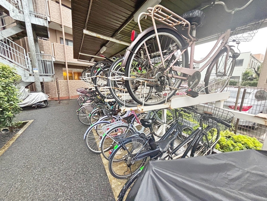 広々スペースの駐輪場はご家族の自転車を置くことができます