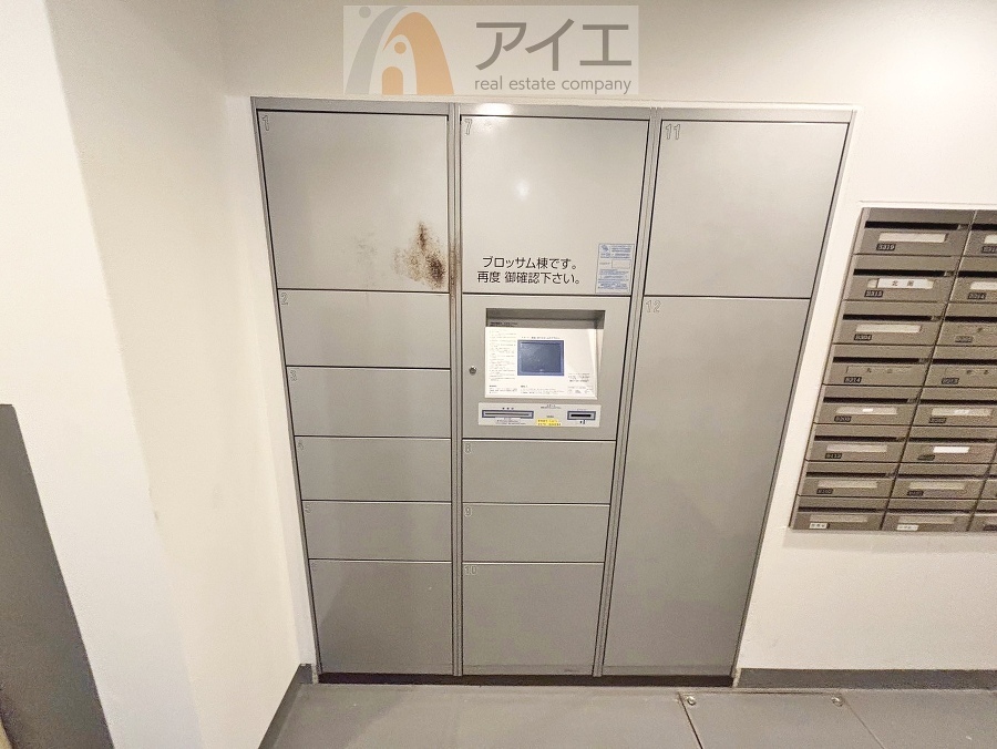 お出掛けが多くても安心な、宅配ボックスつき