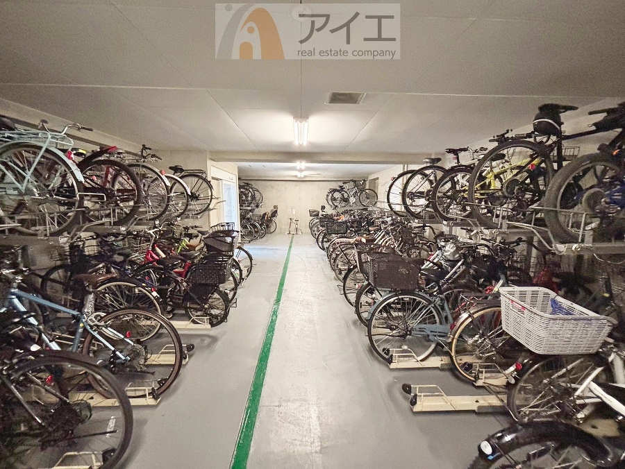 広々スペースの駐輪場はご家族の自転車を置くことができます