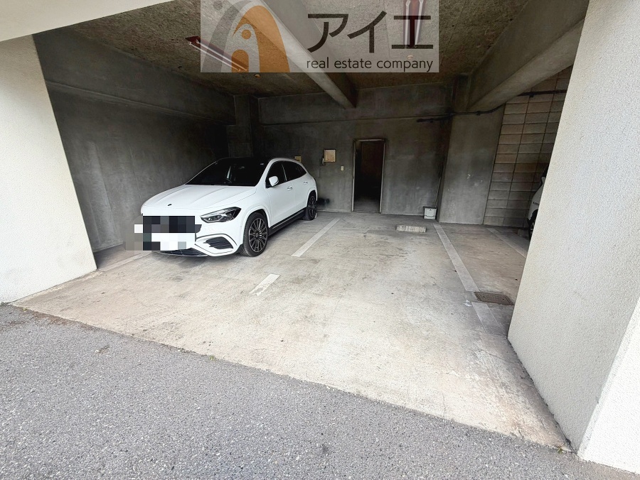 駐車場があるため車通勤の方にも安心なマンションです(要空確認)