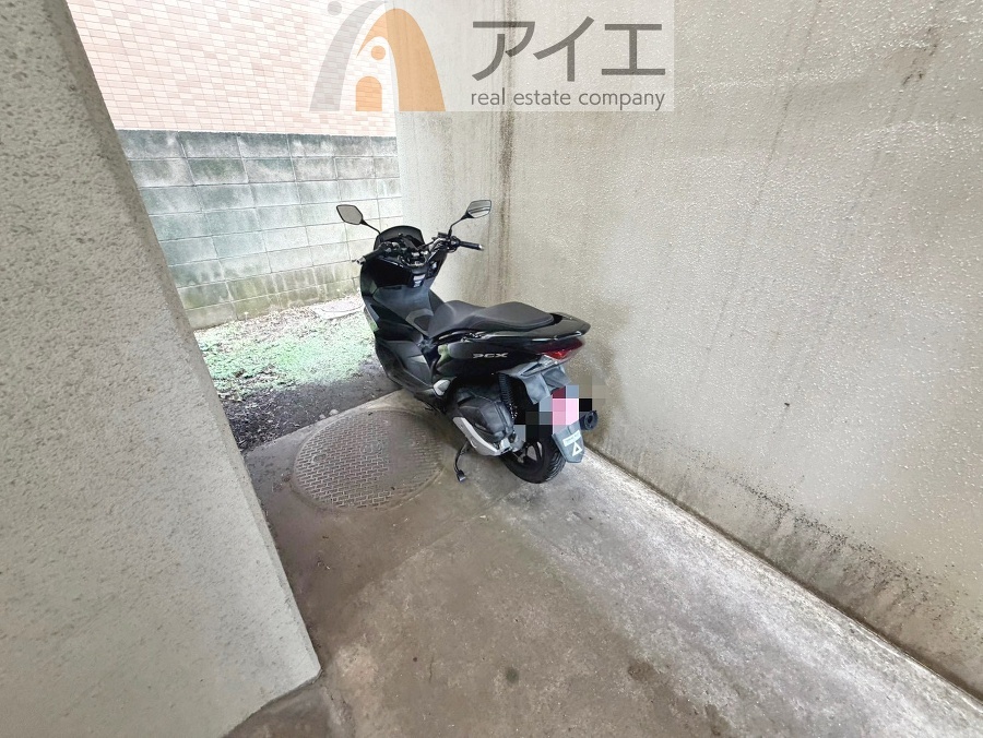 広々スペースの駐輪場はご家族の自転車を置くことができます