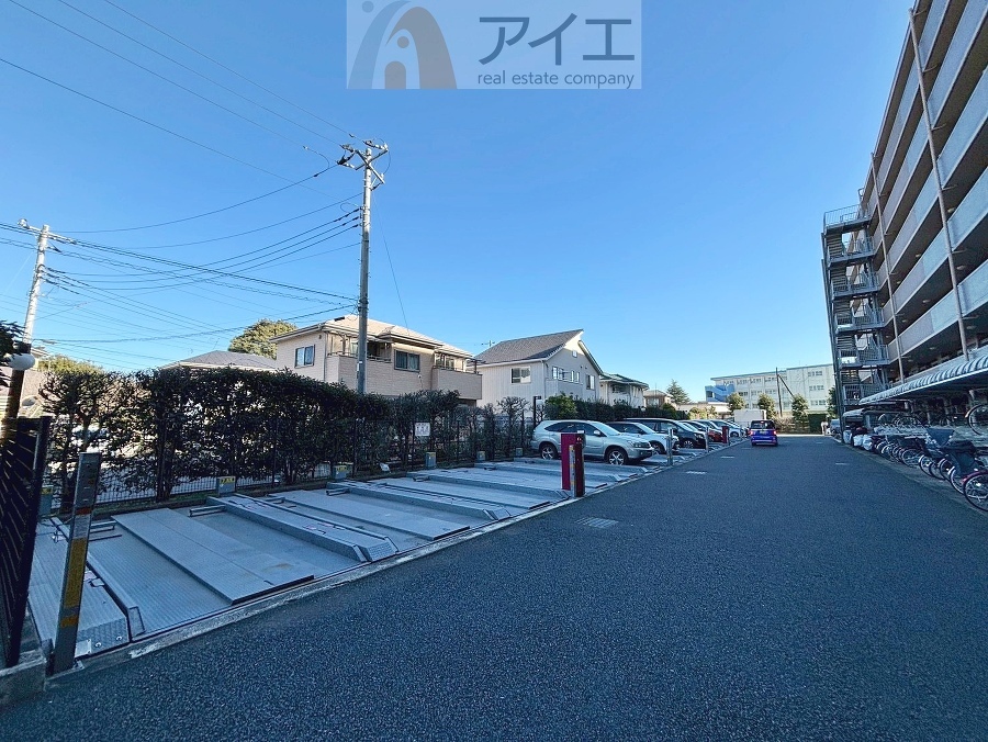 駐車場があるため車通勤の方にも安心なマンションです(要空確認)