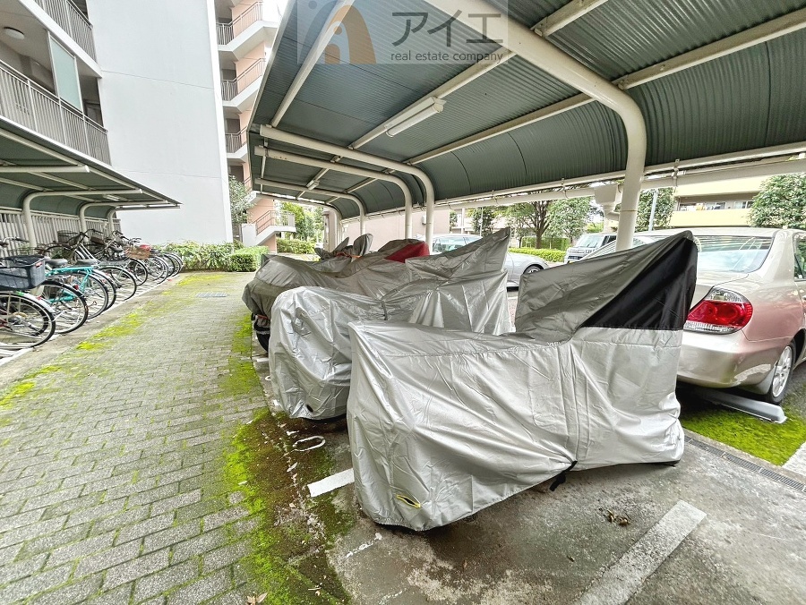 広々スペースの駐輪場はご家族の自転車を置くことができます