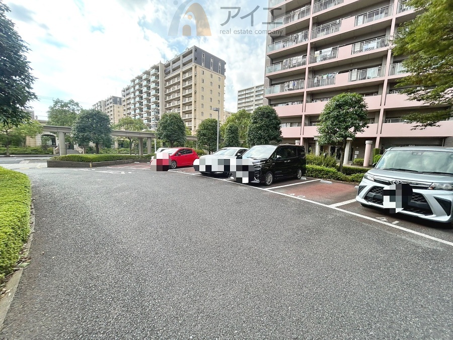 駐車場があるため車通勤の方にも安心なマンションです(要空確認)