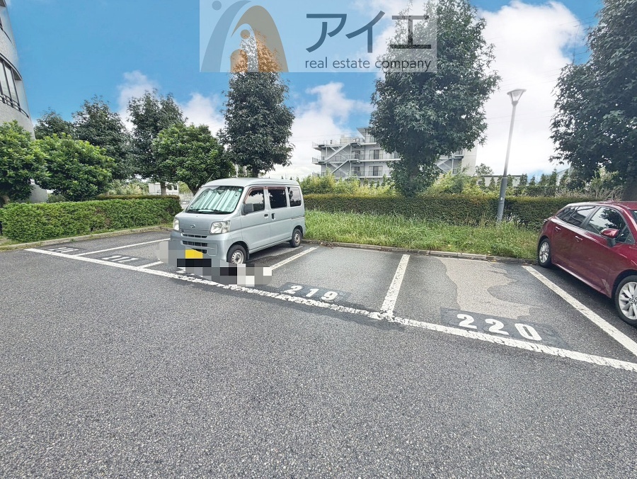 駐車場があるため車通勤の方にも安心なマンションです(要空確認)