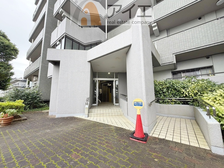 清掃や修理だけでなく、不審者への声掛けも。管理員の活動は防犯にも有効