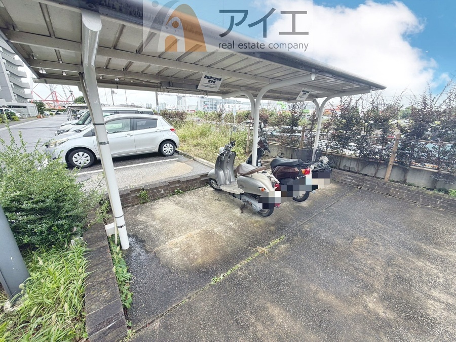 広々スペースの駐輪場はご家族の自転車を置くことができます