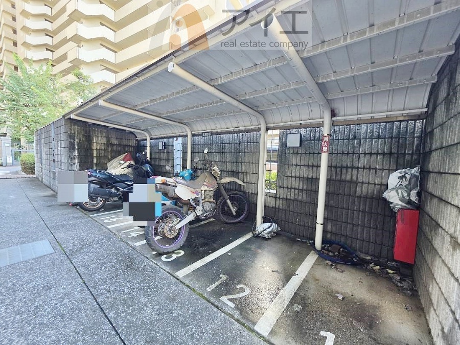 広々スペースの駐輪場はご家族の自転車を置くことができます