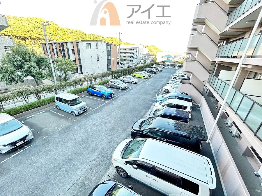 駐車場があるため車通勤の方にも安心なマンションです(要空確認)