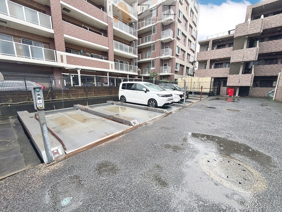 駐車場があるため車通勤の方にも安心なマンションです(要空確認)
