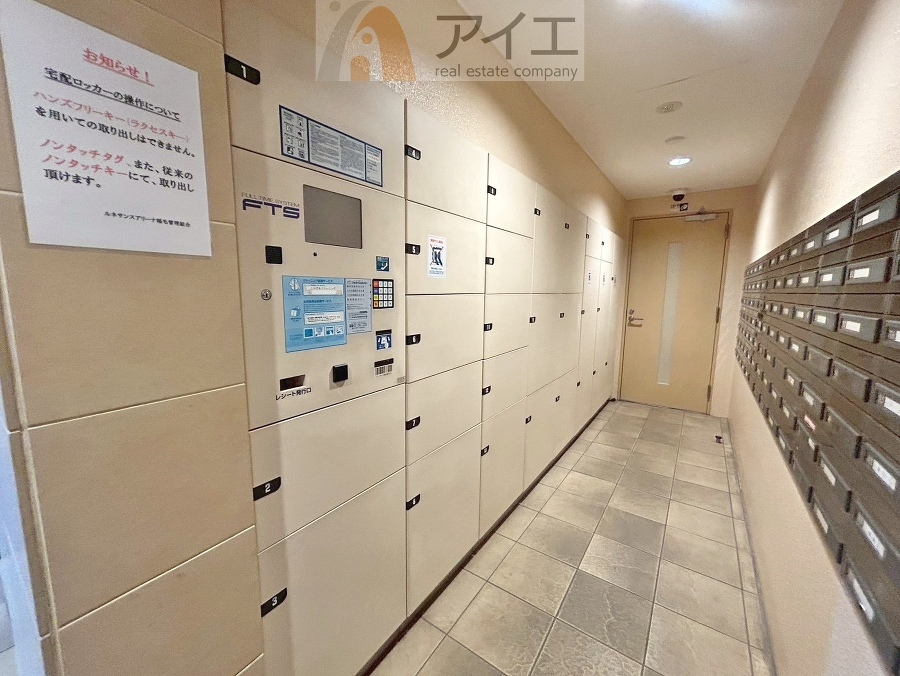 お出掛けが多くても安心な、宅配ボックスつき