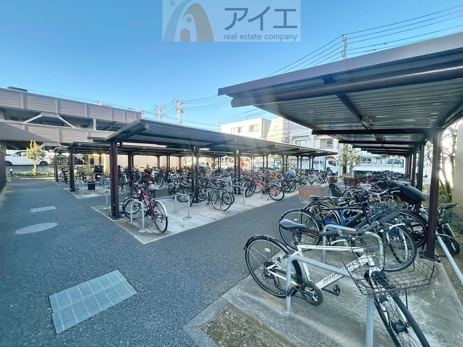 広々スペースの駐輪場はご家族の自転車を置くことができます