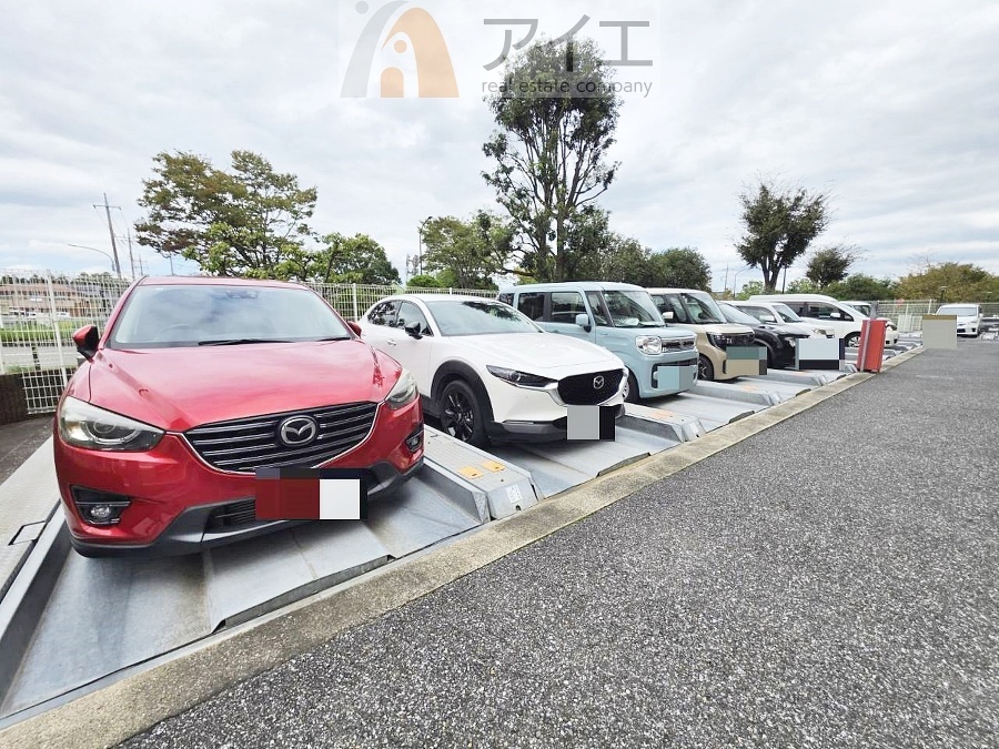 駐車場があるため車通勤の方にも安心なマンションです(要空確認)