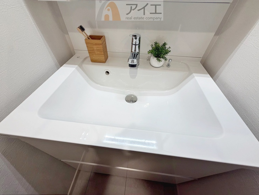 三面鏡にハンドシャワー付き、使いやすい洗面台