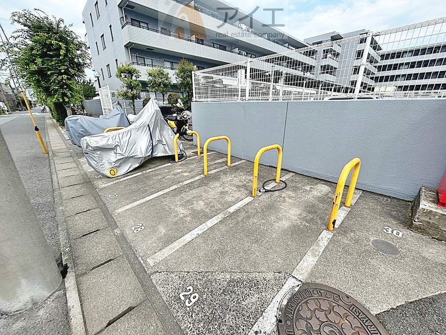 広々スペースの駐輪場はご家族の自転車を置くことができます