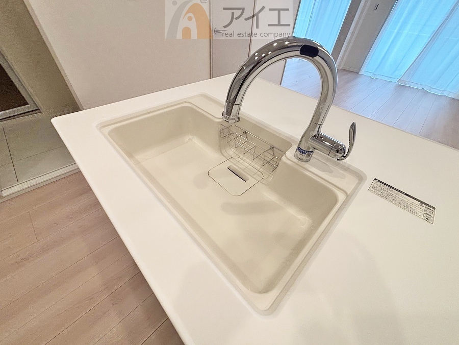 水道一体型の浄水器。ボタン一つで切替可能水回りもすっきり