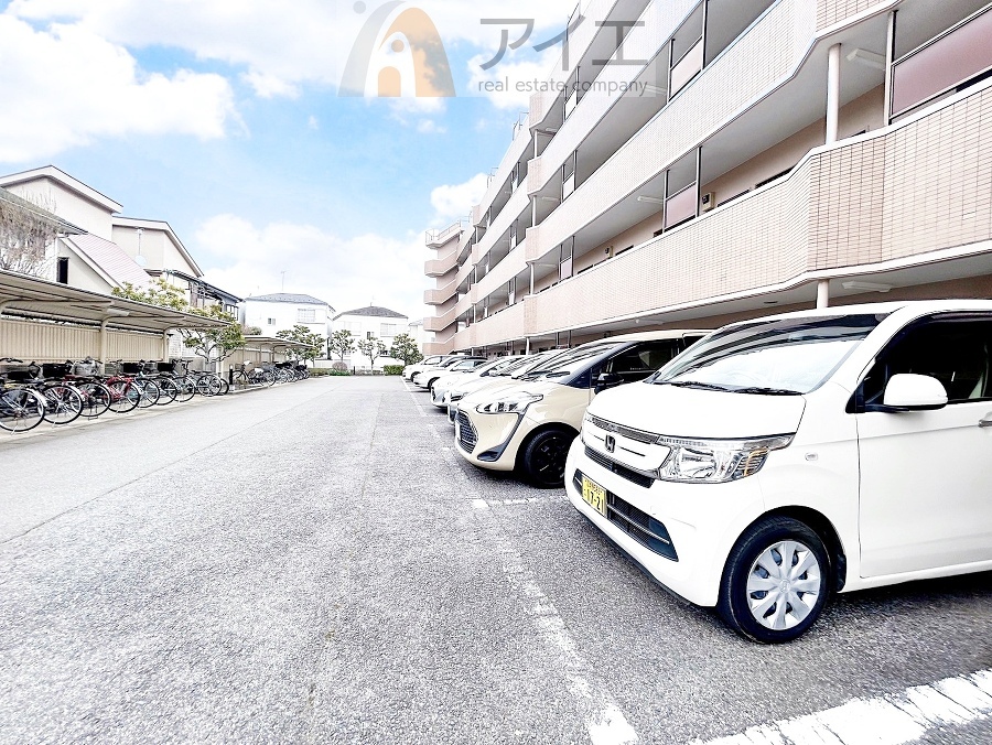 駐車場があるため車通勤の方にも安心なマンションです(要空確認)