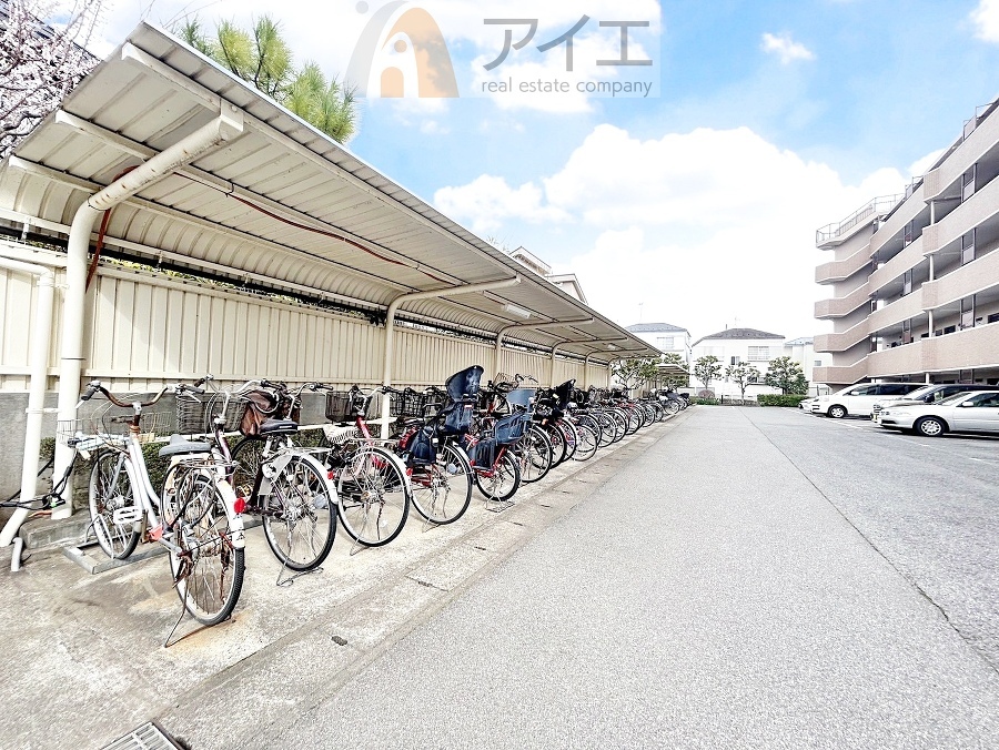 広々スペースの駐輪場はご家族の自転車を置くことができます