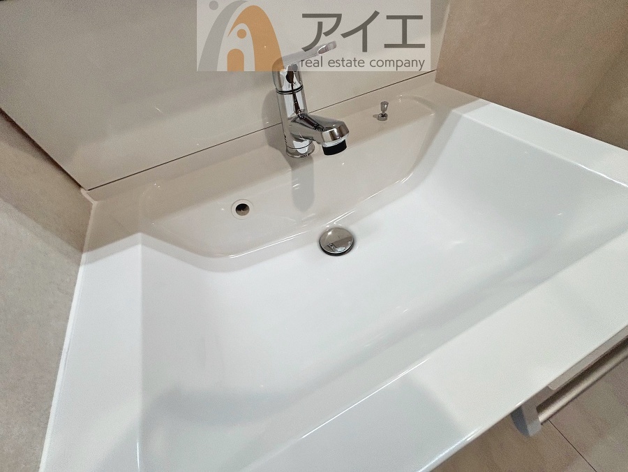 三面鏡にハンドシャワー付き、使いやすい洗面台