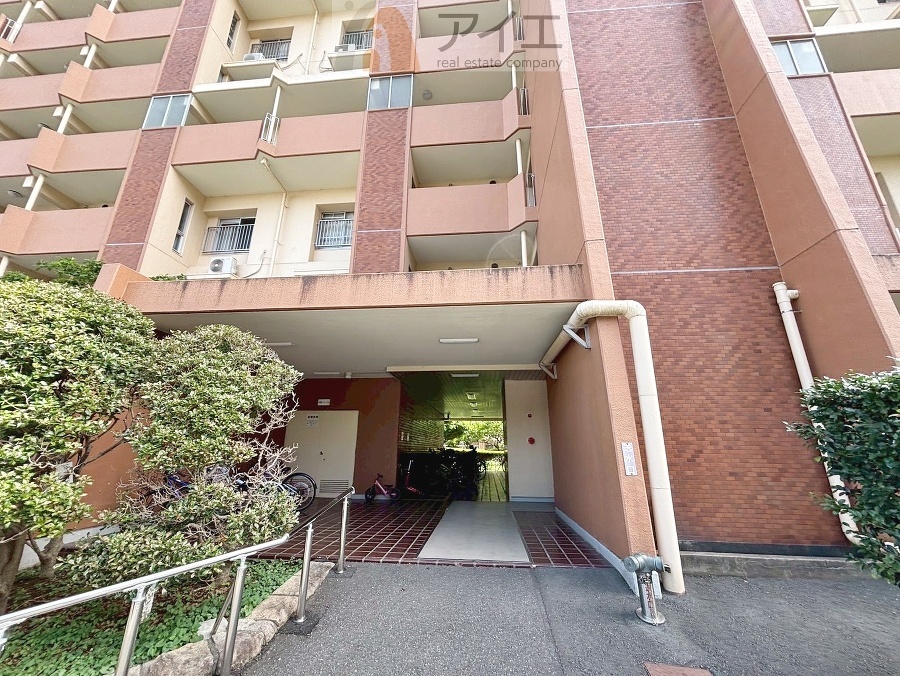 清掃や修理、不審者への声掛けも。管理員日勤は防犯にも有効