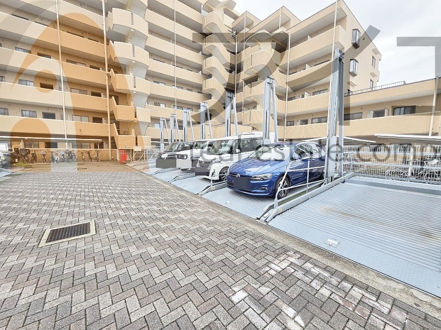 駐車場があるため車通勤の方にも安心なマンションです(要空確認)