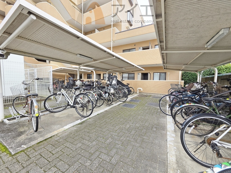 広々スペースの駐輪場はご家族の自転車を置くことができます