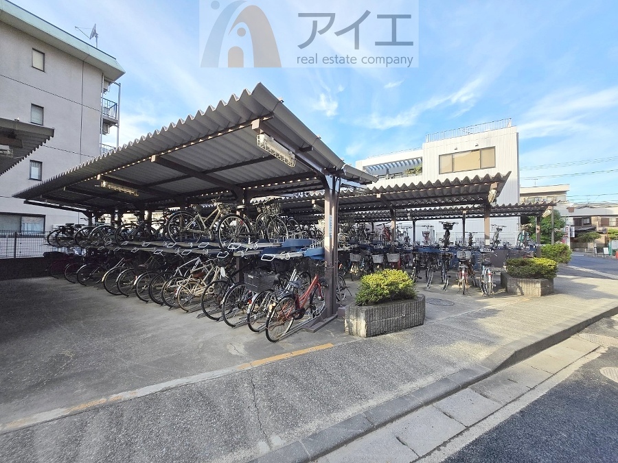広々スペースの駐輪場はご家族の自転車を置くことができます