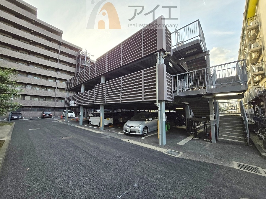 駐車場があるため車通勤の方にも安心なマンションです(要空確認)