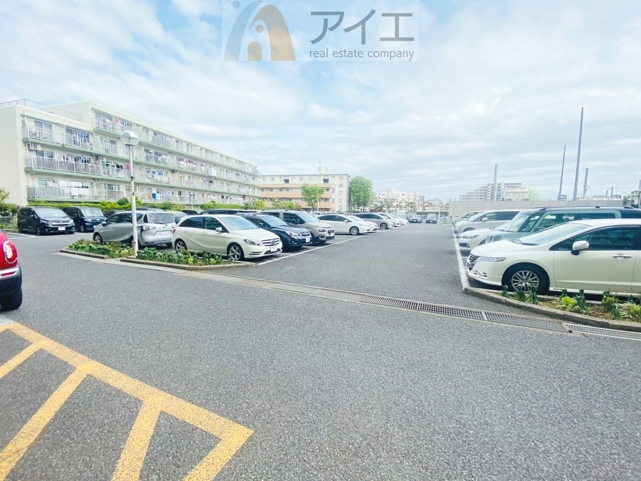 駐車場があるため車通勤の方にも安心なマンションです(要空確認)