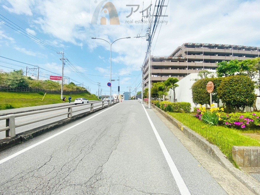 前面道路は歩道も整備され、小さなお子様にも安心