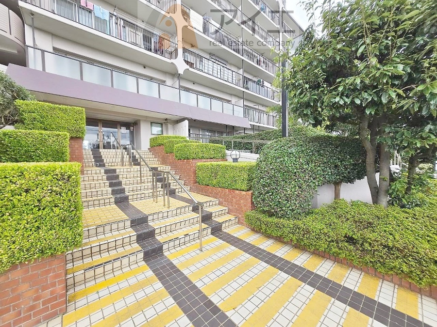 清掃や修理、不審者への声掛けも。管理員日勤は防犯にも有効