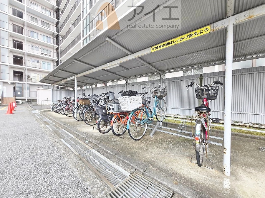広々スペースの駐輪場はご家族の自転車を置くことができます