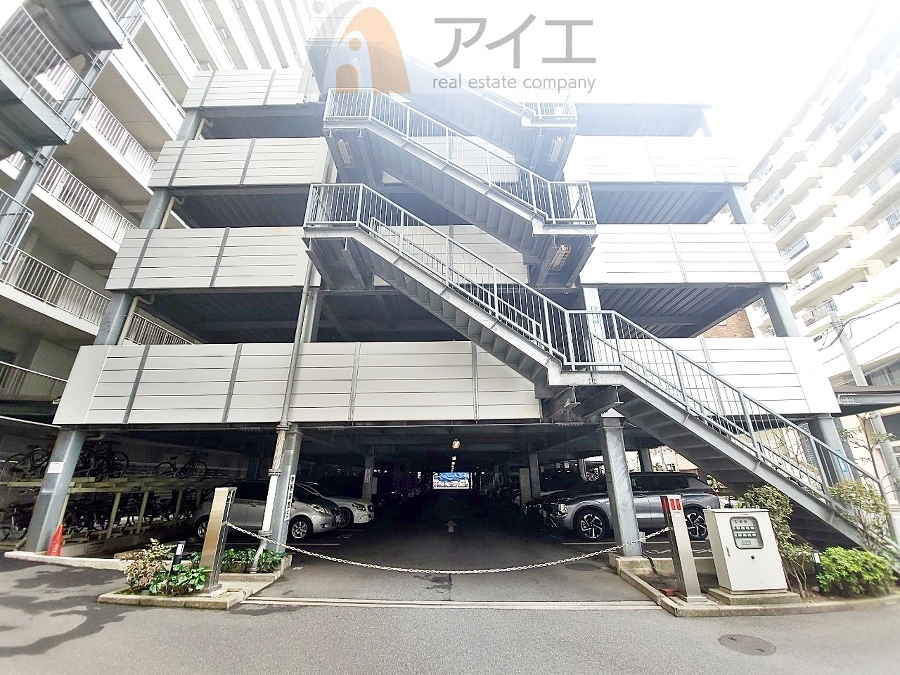 駐車場があるため車通勤の方にも安心なマンションです(100%設置)