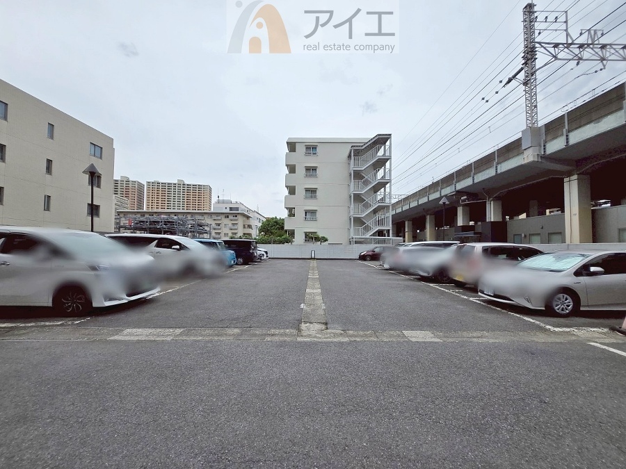 駐車場があるため車通勤の方にも安心なマンションです(要空確認)
