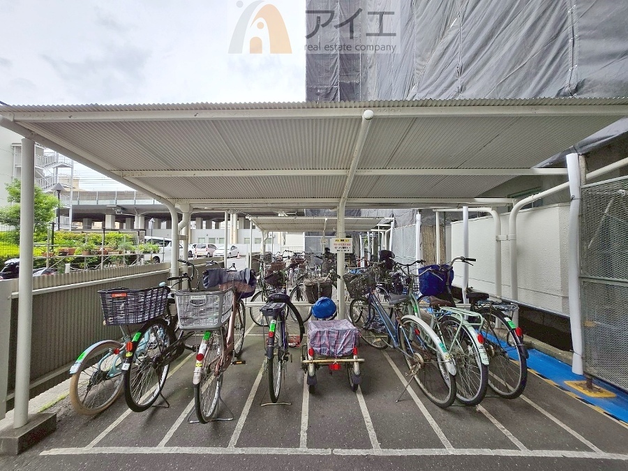 広々スペースの駐輪場はご家族の自転車を置くことができます