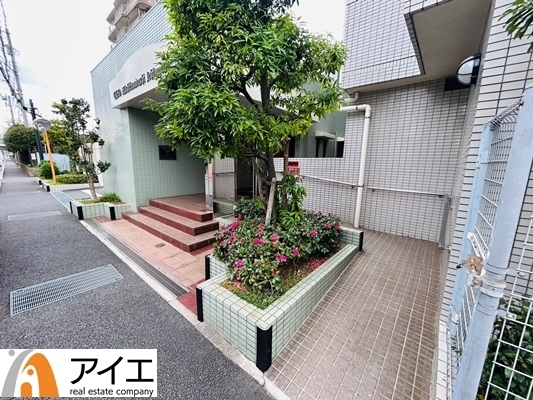 清掃や修理、不審者への声掛けも。管理員日勤は防犯にも有効