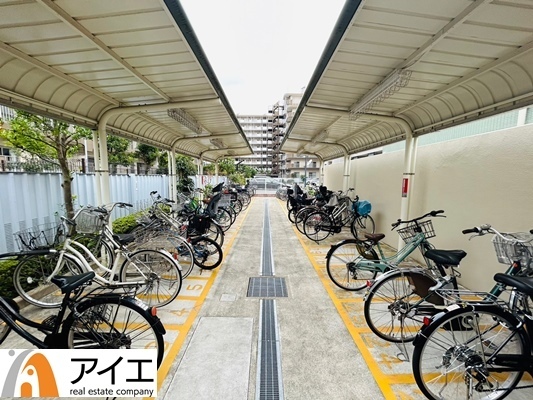 広々スペースの駐輪場はご家族の自転車を置くことができます